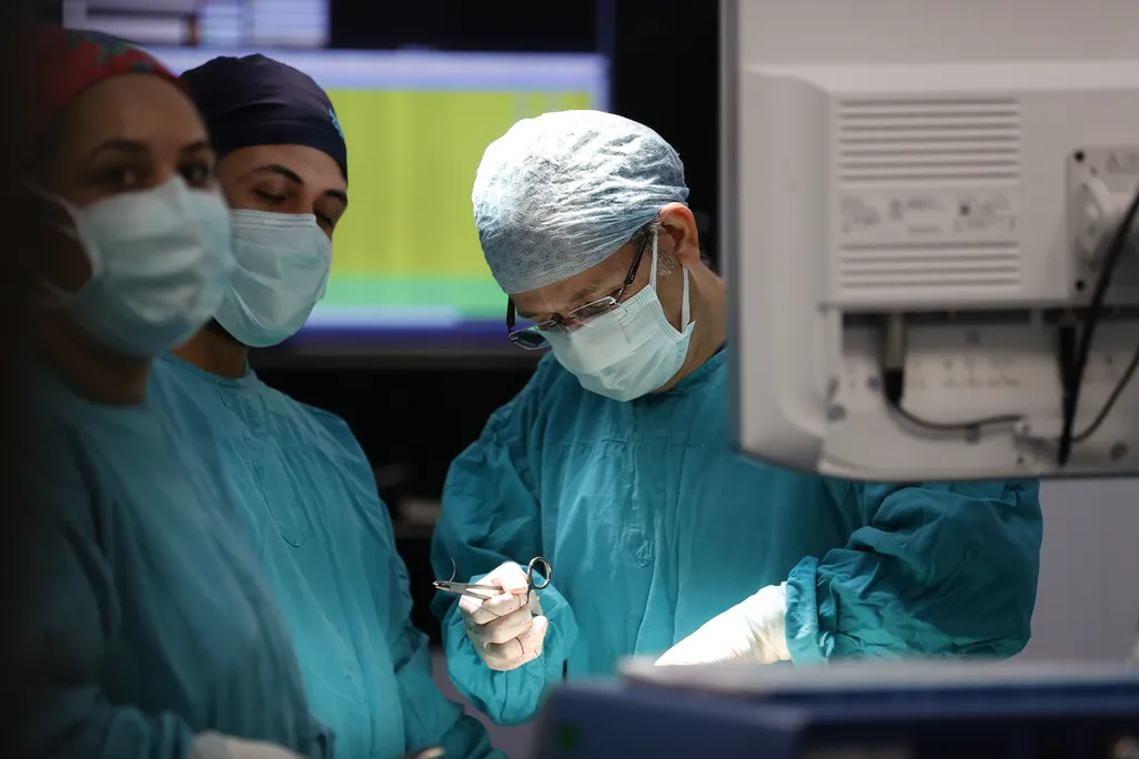 Surgeons work on an organ transplant