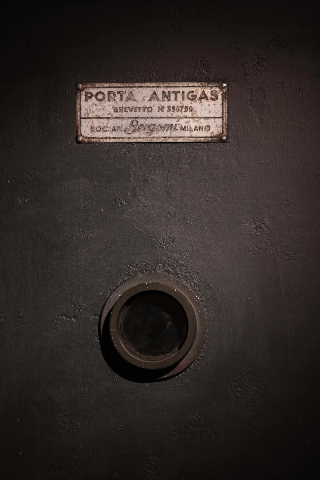 Old door that says porta anti-gas