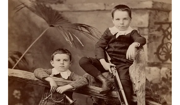 Alfred and Walter Pach as young boys, ca. 1889 (detail) / Pach Brothers, photographer. Walter Pach papers, 1857-1980, Archives of American Art, Smithsonian Institution.