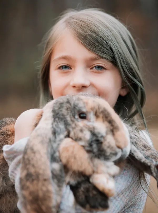 A discreet smile. thumbnail