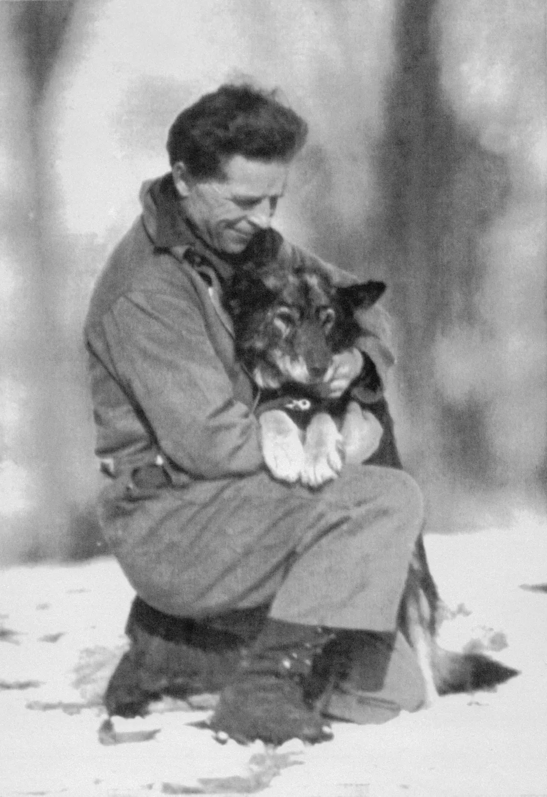 Seppala embracing Togo in 1925