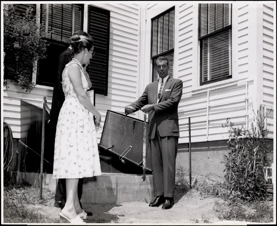 Le gouverneur Robert Stafford du Vermont coupe le ruban devant un prototype d'abri antiatomique construit dans une maison de Montpellier.