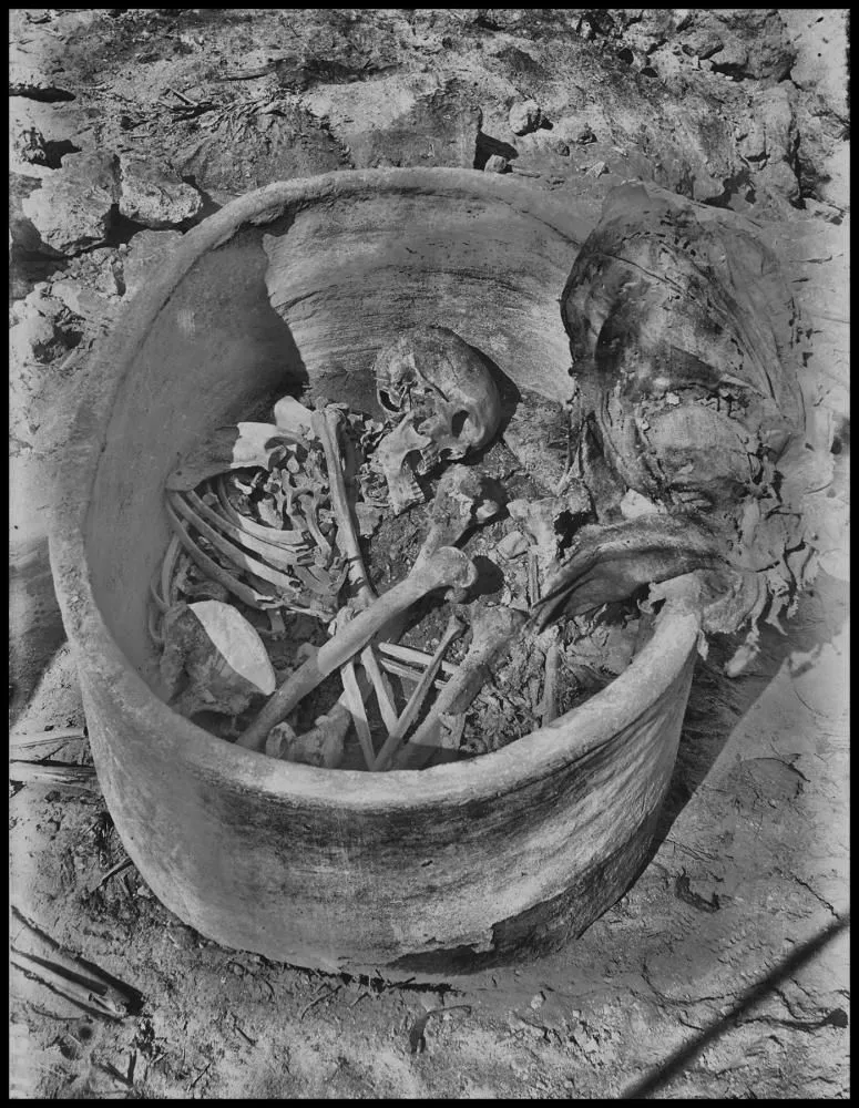 pottery_coffin_and_archaeological_remains_of_the_nuwayrat_individual_as_discovered_in_1902_im.jpeg