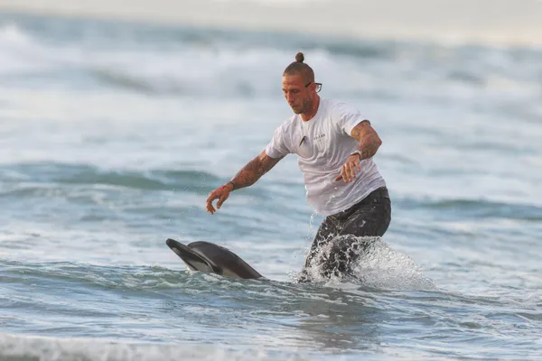 Saving a Dolphin thumbnail