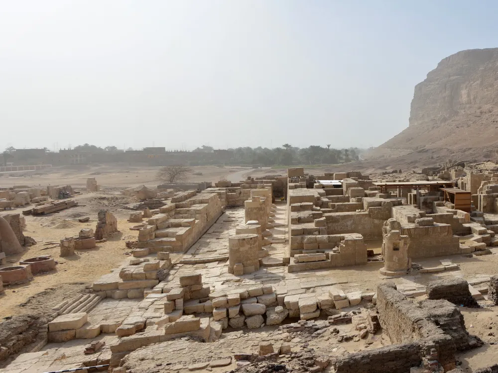 Ερείπια ενός αρχαίου ναού σε μια αμμώδη έρημο