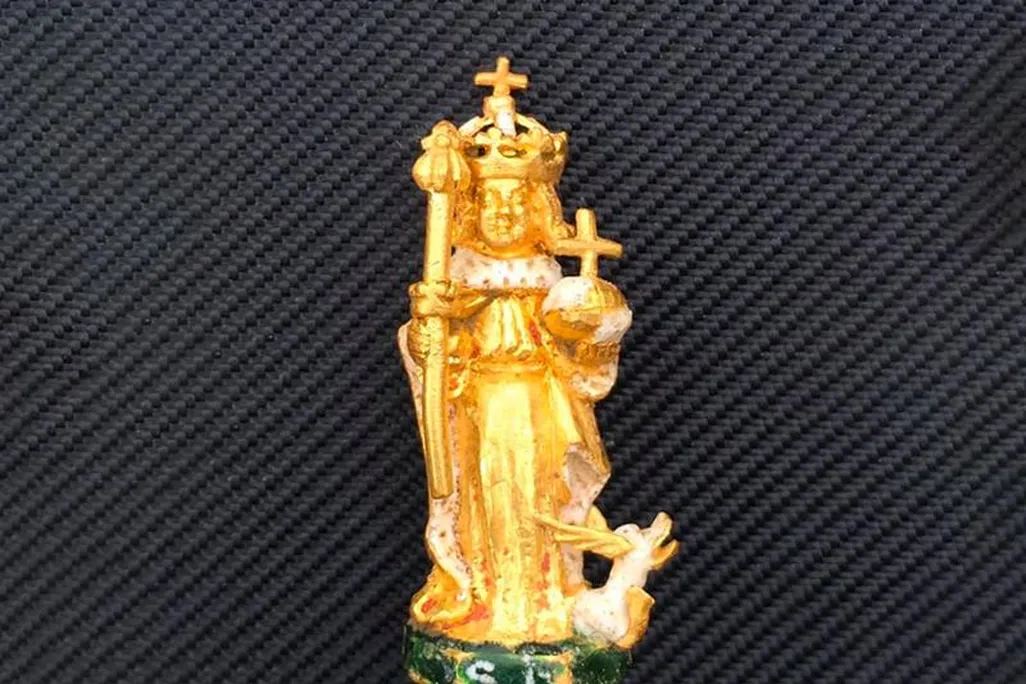 Gold figurine of Henry VI, likely featured on Henry VIII's crown