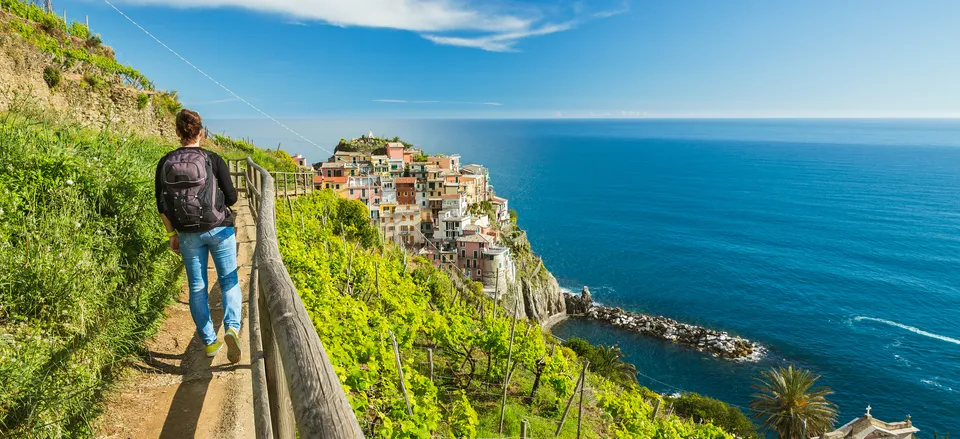  Hiking along the Cinque Terre to the village of Manarola 