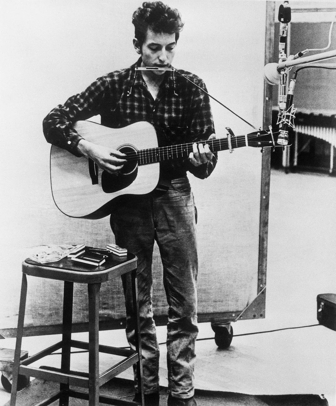 Bob Dylan in the studio in 1962