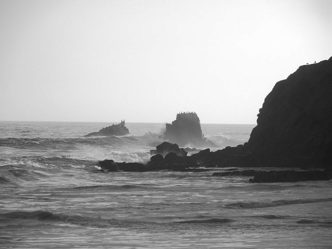 Waves crash against the rocks at Crescent Bay in southern California ...