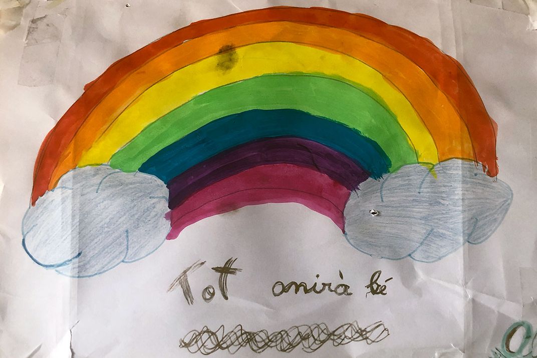 Child’s drawing of a rainbow above the words “Tot anirà bé”.