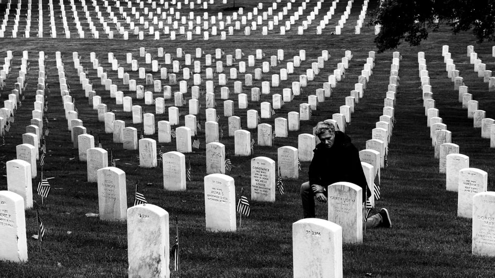 In the National Memorial Park, countless rows and rows of tombstones crisscross the grounds of those who died for today's peace. It should not be forgotten today.