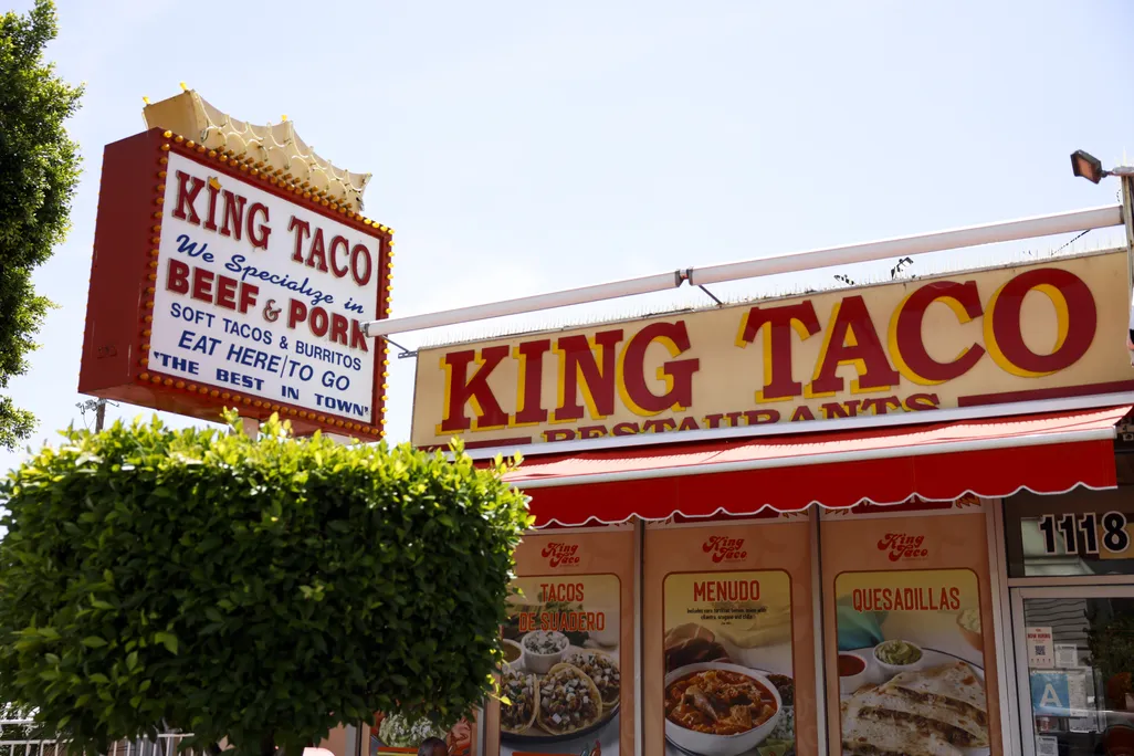 The outside of a restaurant that says King Taco