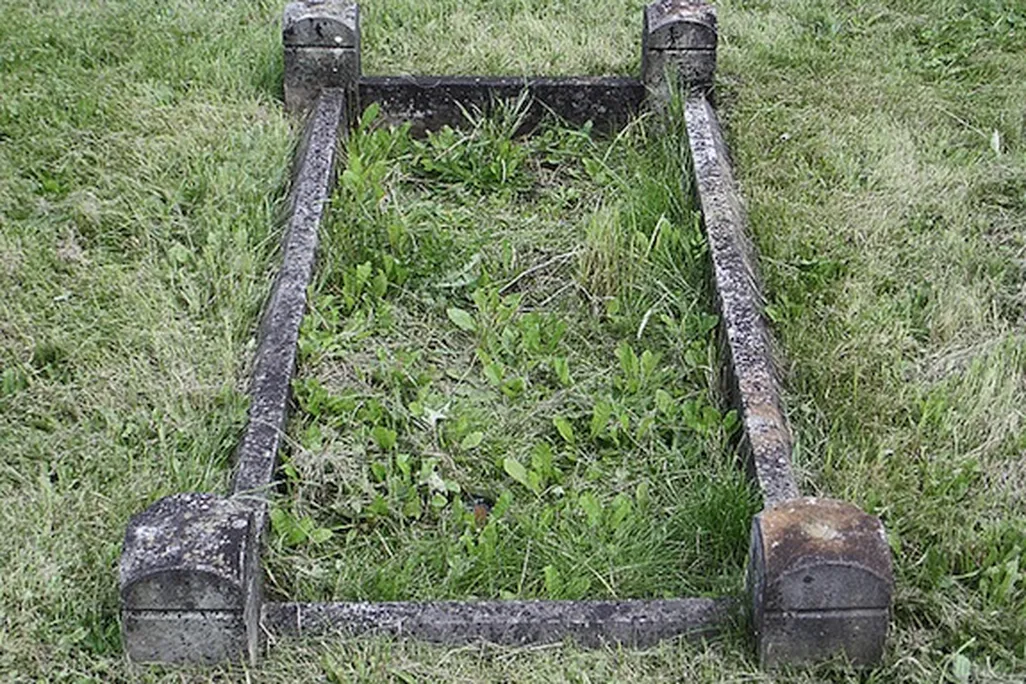 20121219024019grave.jpg