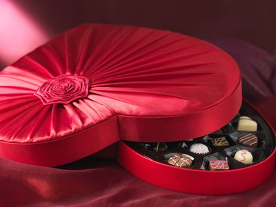 Richard Cadbury began selling chocolates in heart-shaped boxes in 1861.