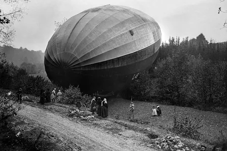In October 1917, eight German zeppelins lost their way above French territory. The L-49 landed in Bourbonne-les-Bains. 