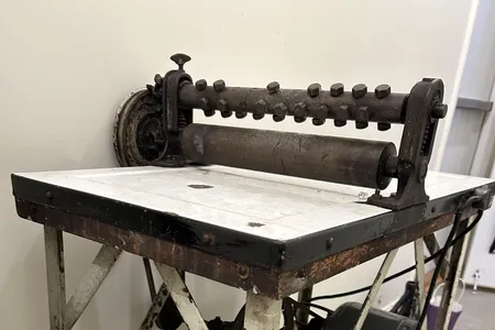 The machine features a ceramic countertop and two parallel rollers&mdash;one that's covered with small nubs.