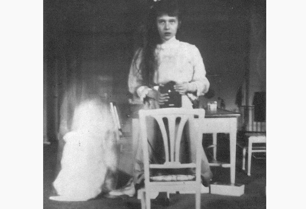 Grand_Duchess_Anastasia_Nikolaevna_self_photographic_portrait.jpg