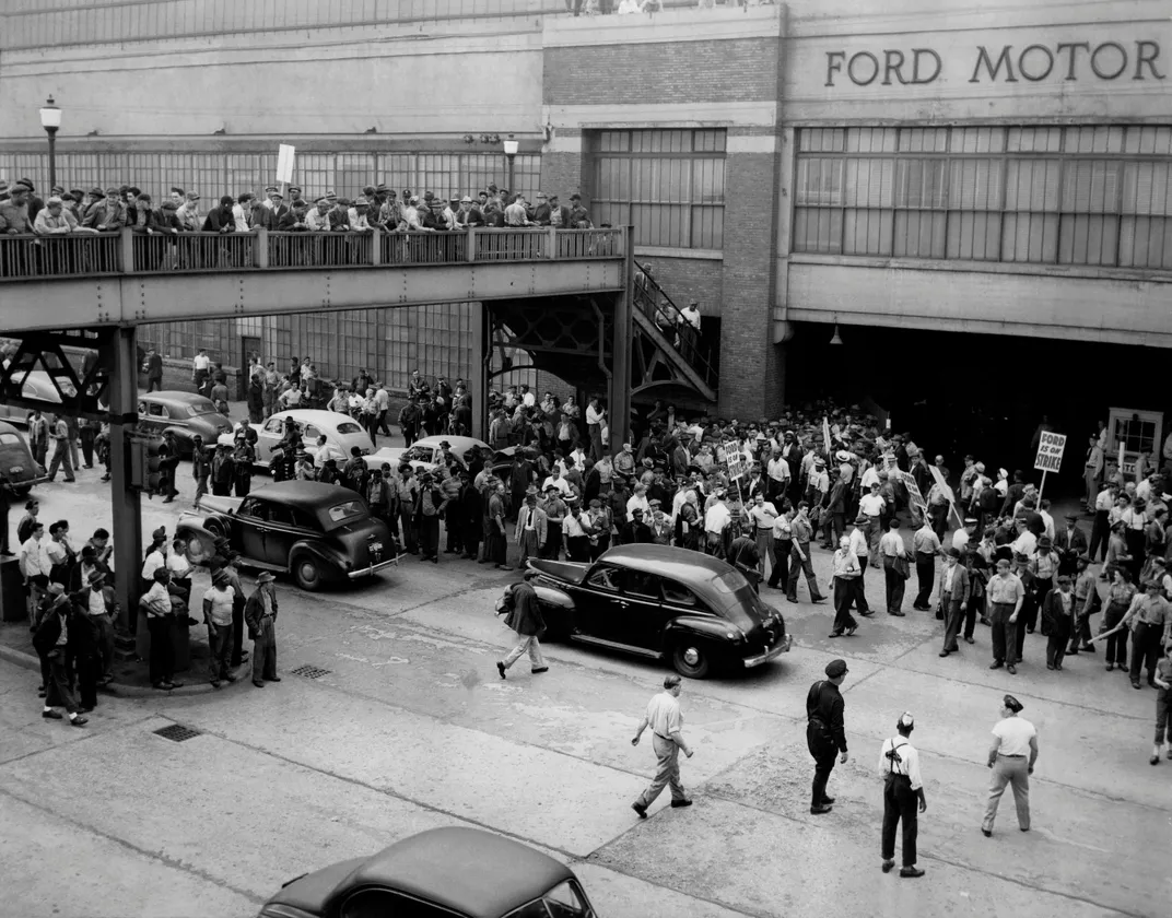 Autoworkers on strike in 1950