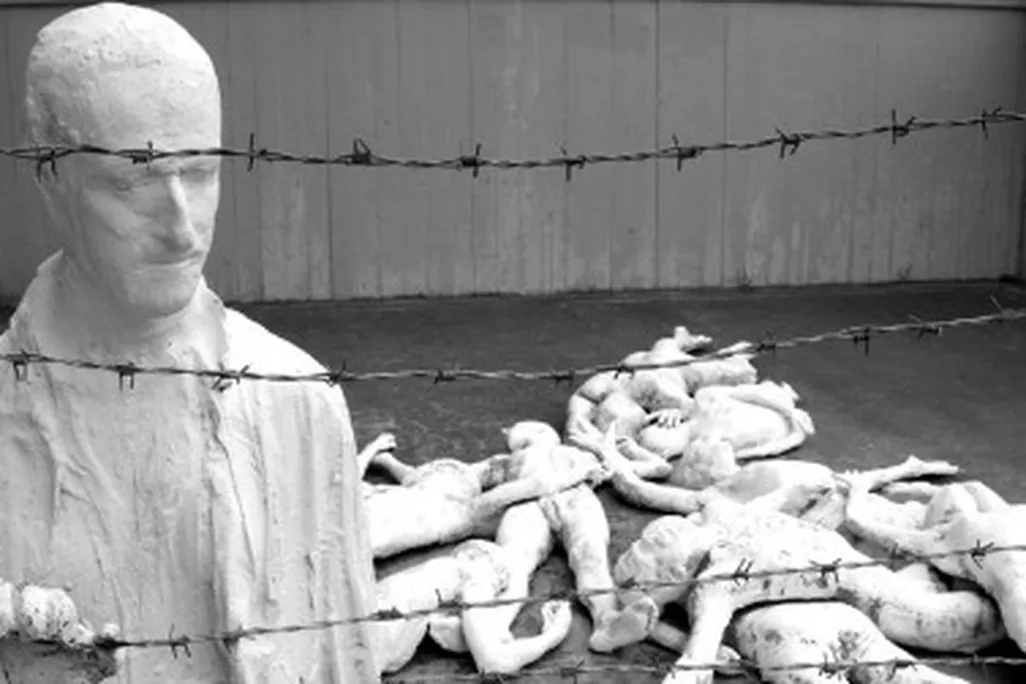 holocaust-survivor-sculpture-470.jpg