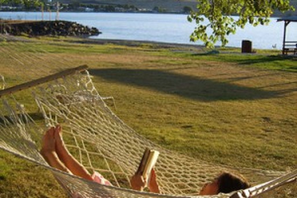 20110520090144hammock-reading-by-erik-shin-300x400.jpg