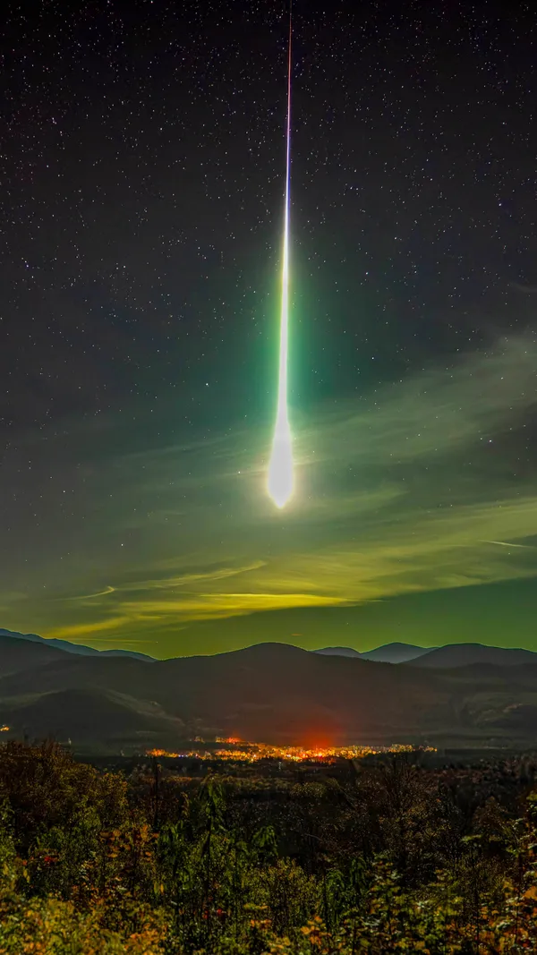 Green Orionid meteor over the White Mountains thumbnail