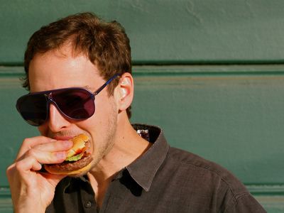 The incorrect way to eat a hamburger (according to science)