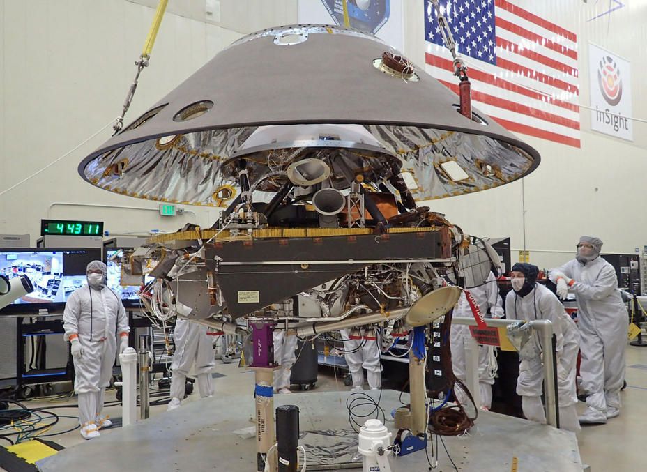 7262_Mars-InSight-Backshell-Install-Spacecraft-pia19666-full2.jpg