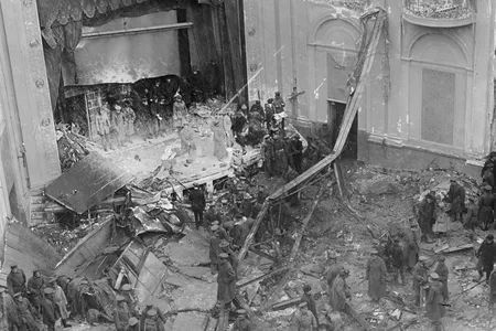 The Knickerbocker Theater&#39;s roof collapsed under the weight of snowfall, resulting in 98 deaths.