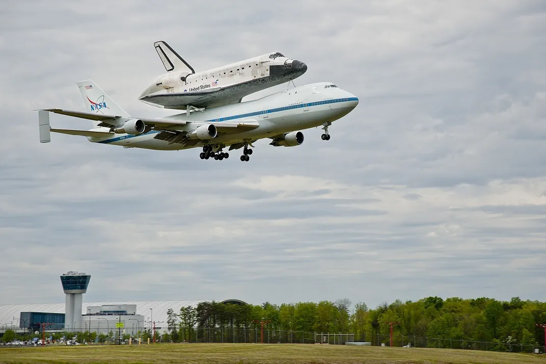 Discovery Arrives on a Boeing 747