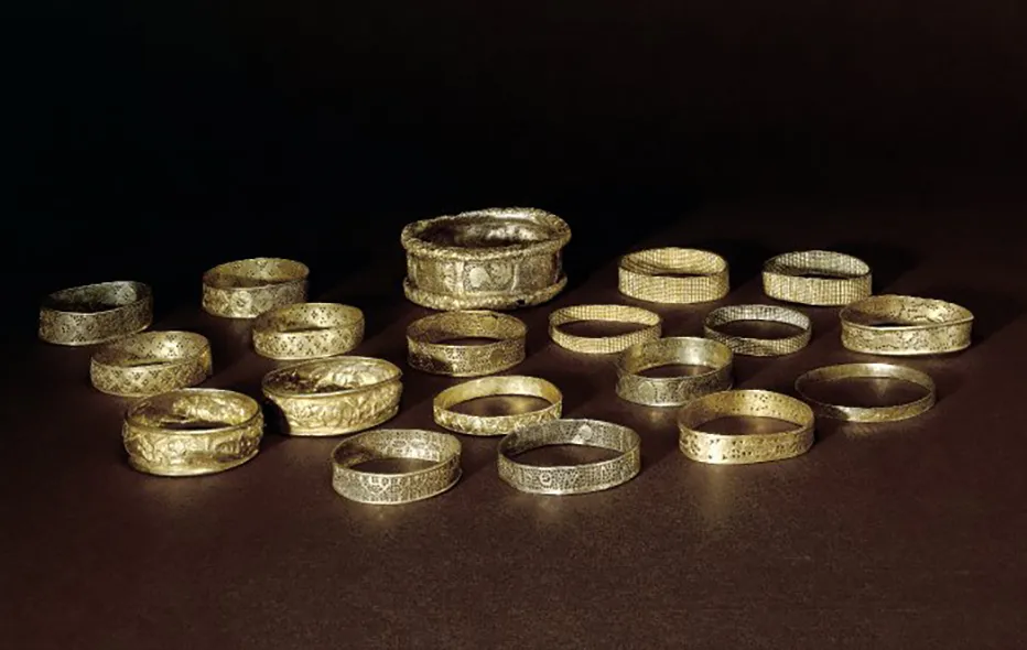 A Search for a Lost Hammer Led to the Largest Cache of Roman Treasure Ever Found in Britain – archeologynews.com