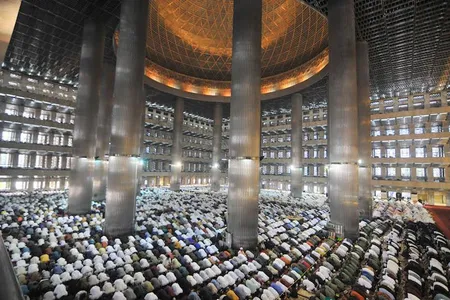 Hundreds of people gather at the Istiqlal Mosque in Jakarta, Indonesia to perform the Eid al-Fitr prayer. After the prayers, families and community members get together to celebrate with food and gifts. 