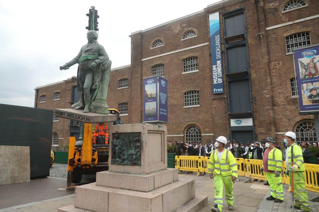 Dismantling Robert Milligan statue