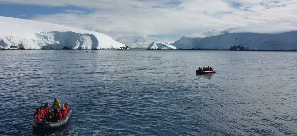  Travelers going out to explore Antarctica.  Credit: Katryn Wiese