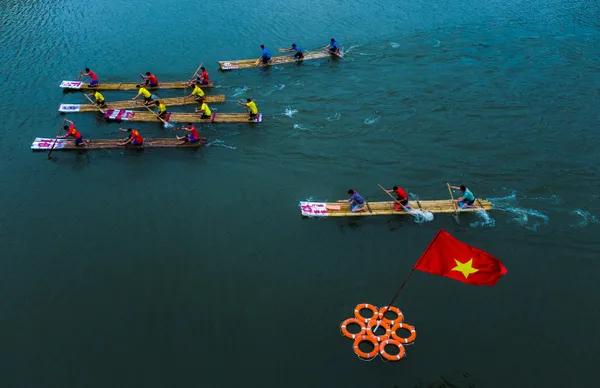 Raft racing on Ky Cung river thumbnail