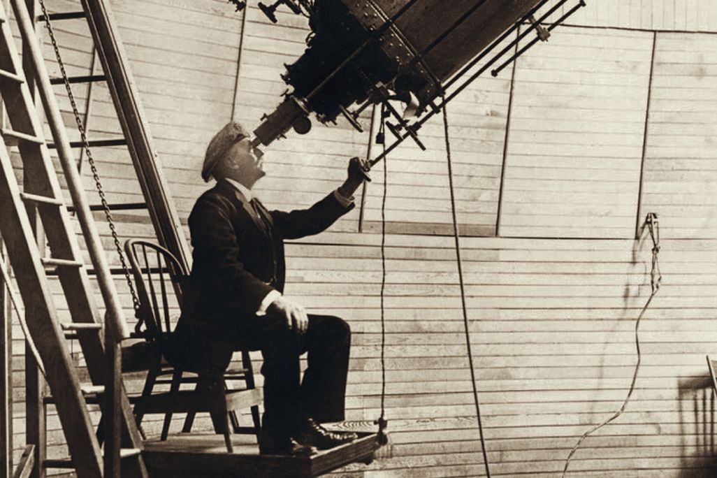 Percival_Lowell_observing_Venus_from_the_Lowell_Observatory_in_1914.jpg
