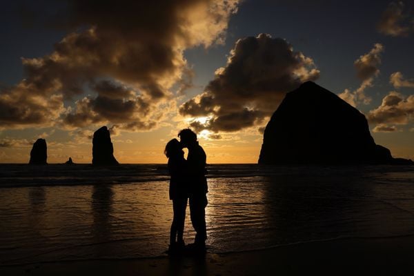 Romantic moment in the Oregon coast thumbnail
