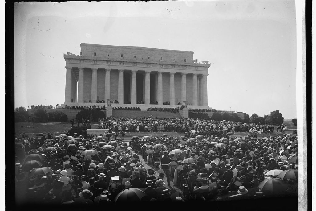 View of the crowd at the Lincoln Memorial dedication