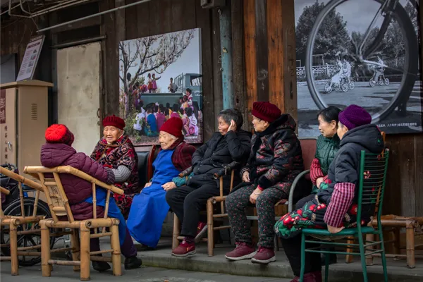 Leisurely Chats on the Old Street thumbnail