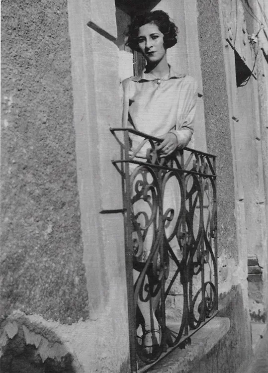 Luisa Moreno stands on a balcony in Mexico City, 1927 (NMAH)