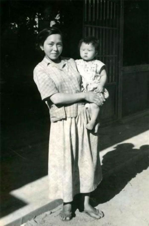 Hitomi Soga as a child, with her mother, Miyoshi Soga