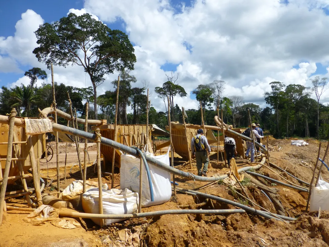 Workers extract diamonds