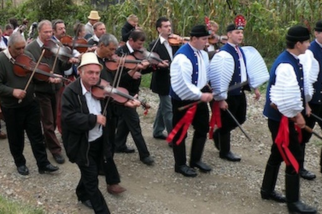 A wedding procession moves from the groom’s house to the bride’s house in Szék/Sic, Transylvania.