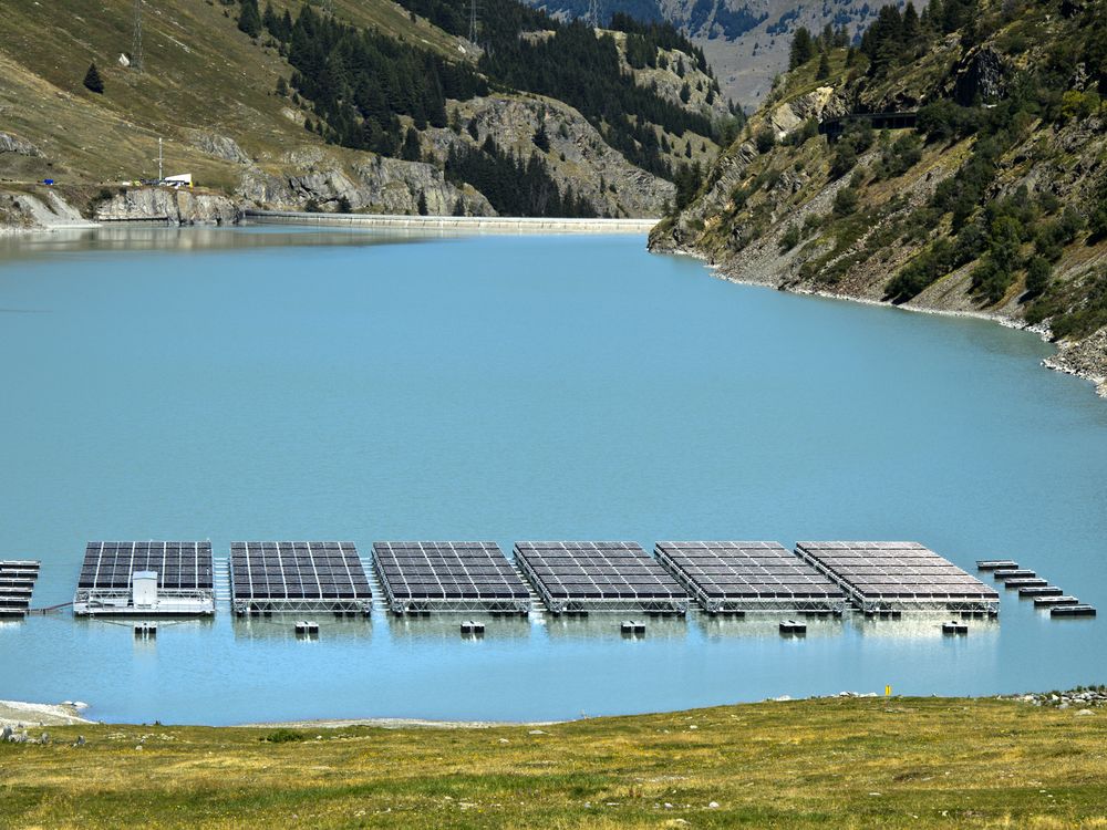 Floating solar panels on a lake