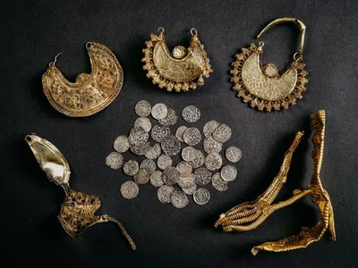 The full treasure includes 4 ear pendants, 39 silver coins and 2 strips of gold leaf.





