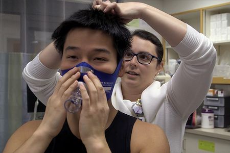 Alexander Mok (left) tests a cardiopulmonary assessment device with exercise physiologist Casey White (right) at Massachusetts General Hospital.