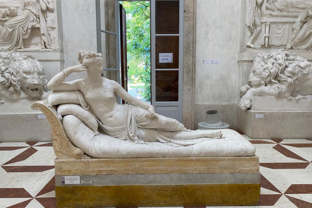 The reclining plaster mold of a woman, with broken toes