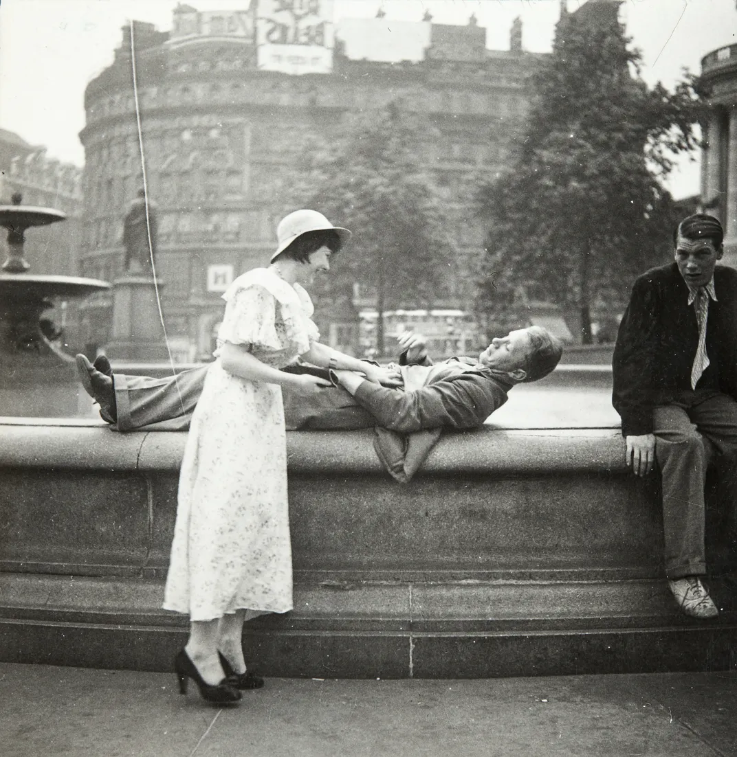 Dora Maar, Couple sur la fontaine de Trafalgar Square, London, 1934