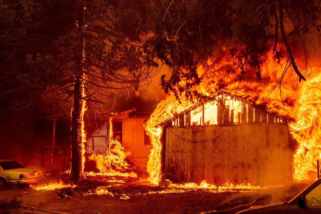 Structures burn in Dixie Fire