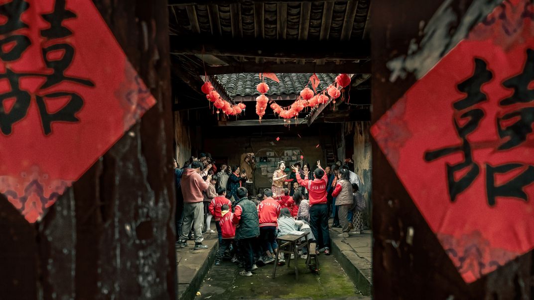 Grab red envelopes | Smithsonian Photo Contest | Smithsonian Magazine
