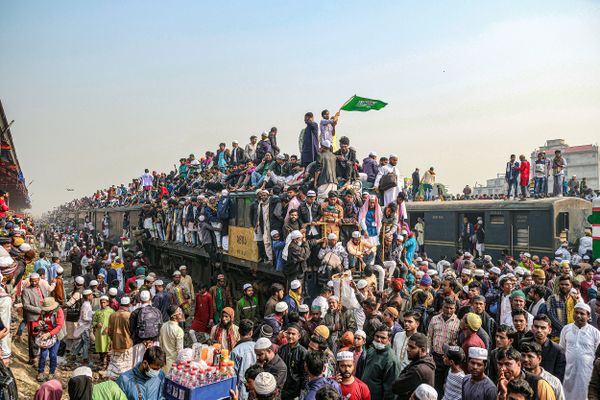 Piligrims returning in heavily crowded train. thumbnail